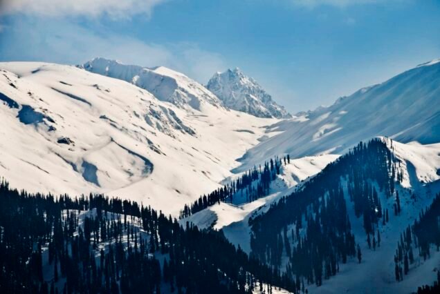 Crown of the Valley Experience: 6 Nights/7 Days Journey from Srinagar to Gulmarg, Sonmarg, Pahalgam, Doodhpathri, and Tangmarg
